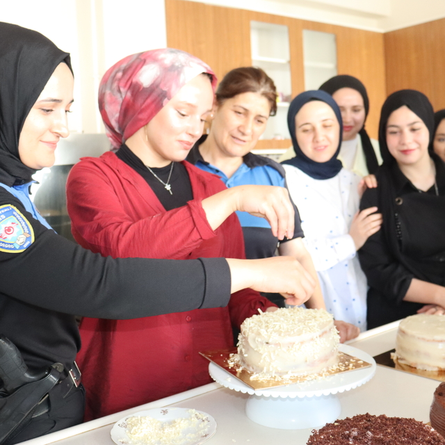 Amasya'da polis ekipleri Kur'an kursu öğrencilerine eğitim verdi