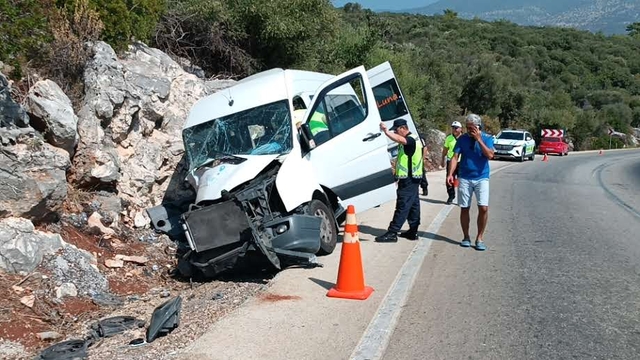Antalya'da tur minibüsünün kayalıklara çarpması sonucu 17 kişi yaralandı