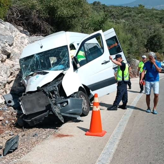 Antalya'da tur minibüsünün kayalıklara çarpması sonucu 17 kişi yaralandı