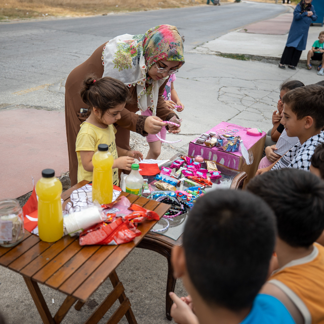 Sitedeki oyun sahasını yeniletmekten vazgeçip Gazze'deki akranlarına bağışt...