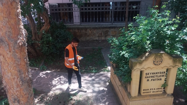 Bayburt'ta mezarlık ve türbelerde temizlik çalışması