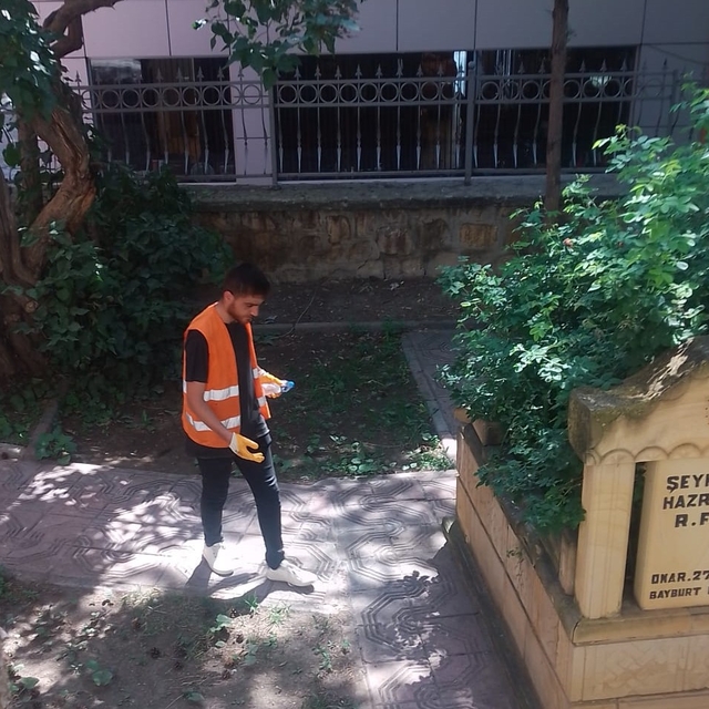 Bayburt'ta mezarlık ve türbelerde temizlik çalışması