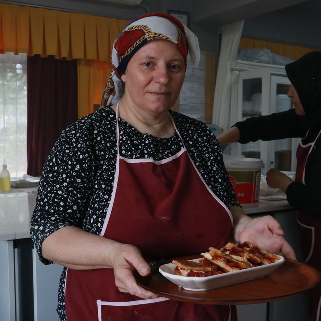 Bursalı kadınlar 5 kilogram unla başladıkları üretim sayesinde kahvaltı evi...