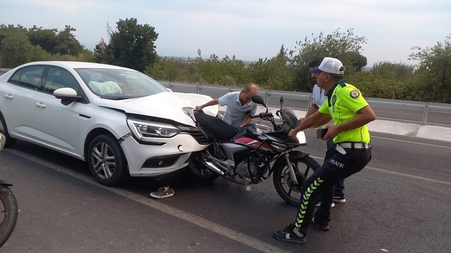 Manisa'da otomobilin çarptığı motosikletteki baba ve 2 çocuğu yaralandı