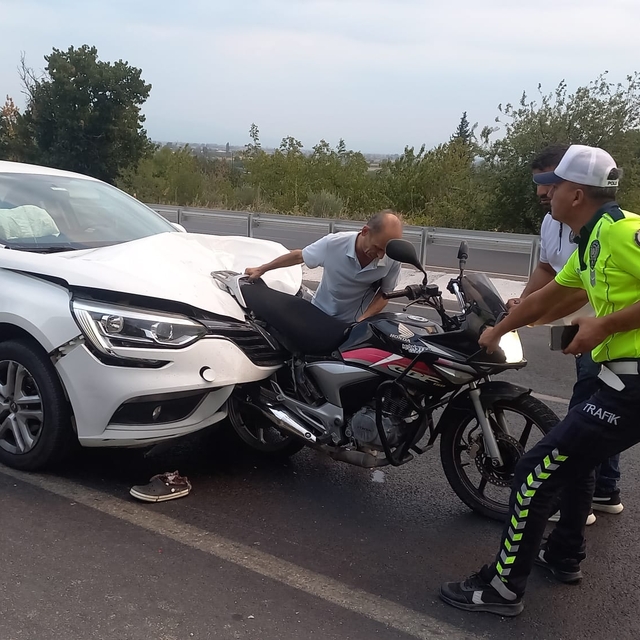 Manisa'da otomobilin çarptığı motosikletteki baba ve 2 çocuğu yaralandı
