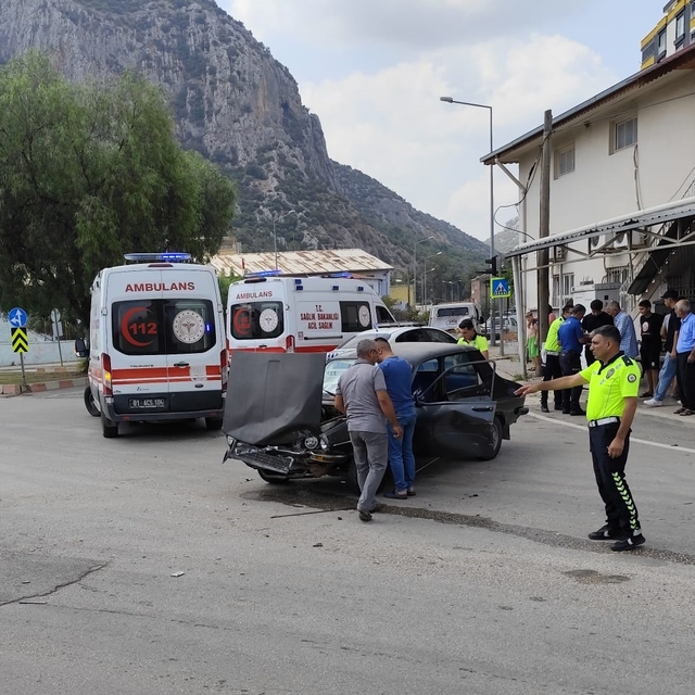 Adana'da iki otomobilin çarpıştığı kazada 3 kişi yaralandı