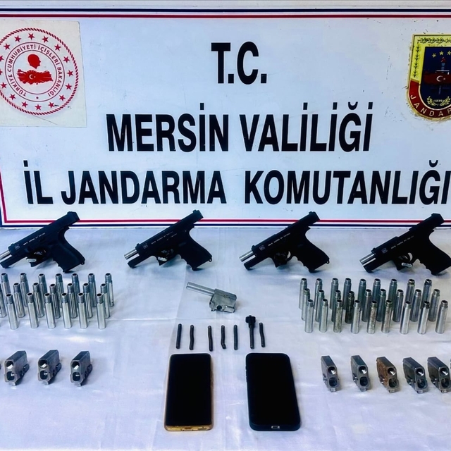Mersin'de 70 tabanca ele geçirilen operasyona ilişkin bir suç örgütü elebaş...