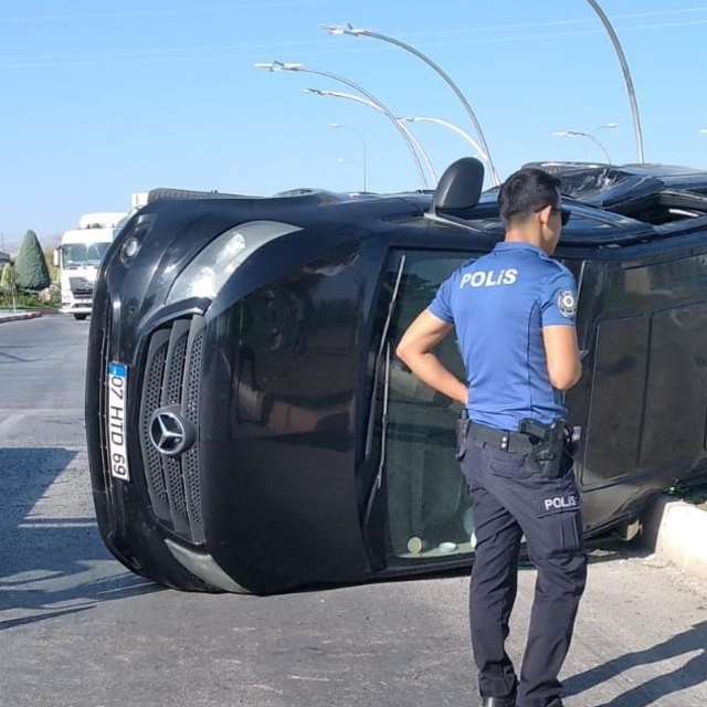Karaman'da turistleri taşıyan minibüs ile otomobilin çarpıştığı kazada 8 ki...