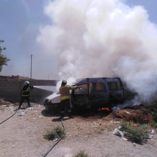 Mardin'de park halindeki hafif ticari araç yandı