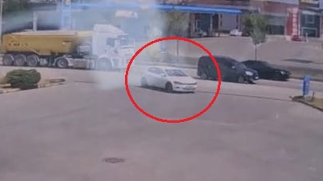 Otomobil, akaryakıt istasyonunda park halindeki TIR'a çarptı; kaza kamerada