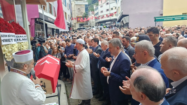 Eski bakan Demir, toprağa verildi