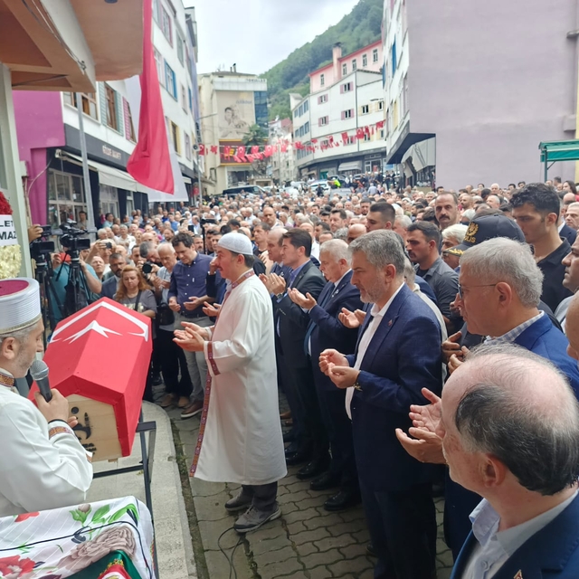 Eski bakan Demir, toprağa verildi