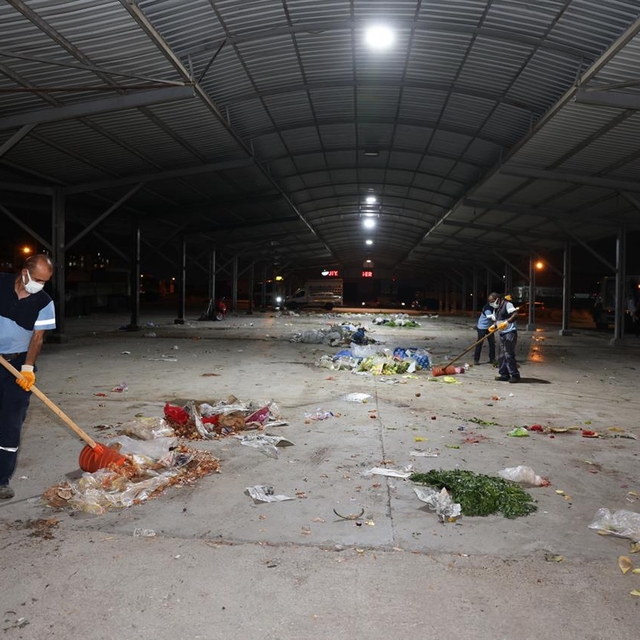 Akdeniz'de semt pazarları temizleniyor