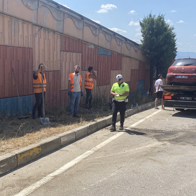Karabük'te ağaca çarpan otomobilin sürücüsü yaralandı