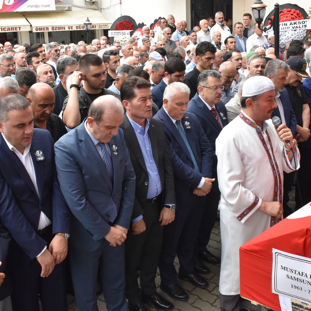 Eski Bayındırlık ve İskan Bakanı Demir'in cenazesi Trabzon'da toprağa veril...