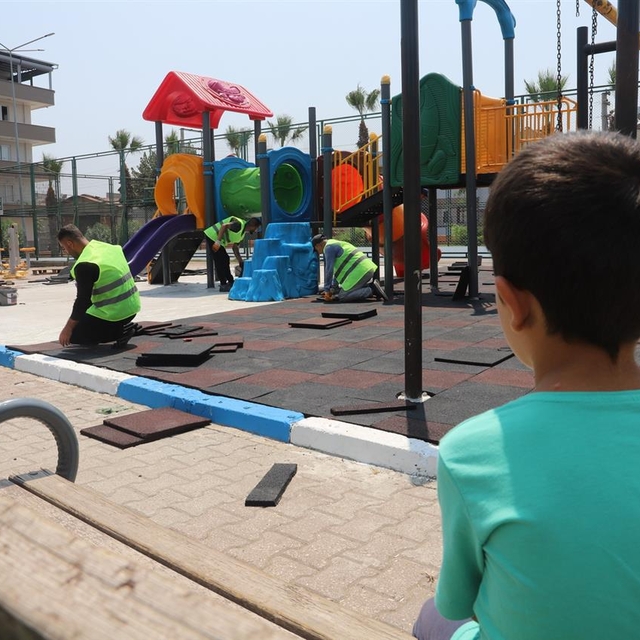 Akdeniz'de oyun ve egzersiz parkları yenileniyor