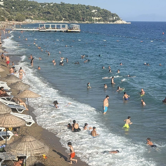 Bodrum'da turistlerin deniz keyfi