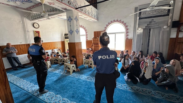 Anamur'da polis ekipleri Kur'an kursu öğrencilerine trafik kurallarını anlattı