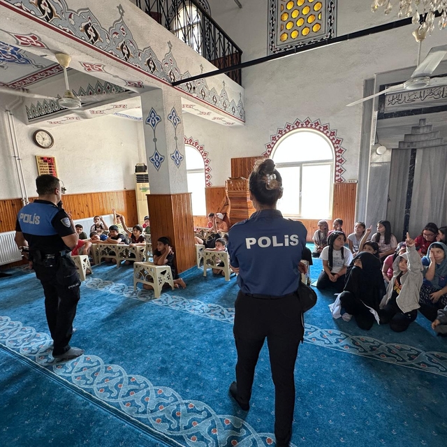 Anamur'da polis ekipleri Kur'an kursu öğrencilerine trafik kurallarını anla...