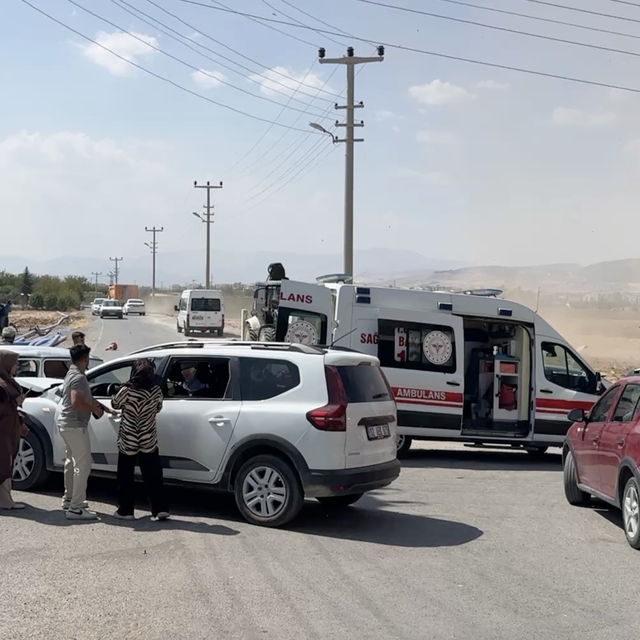 Adıyaman'da iki otomobilin çarpıştığı kazada 5 kişi yaralandı