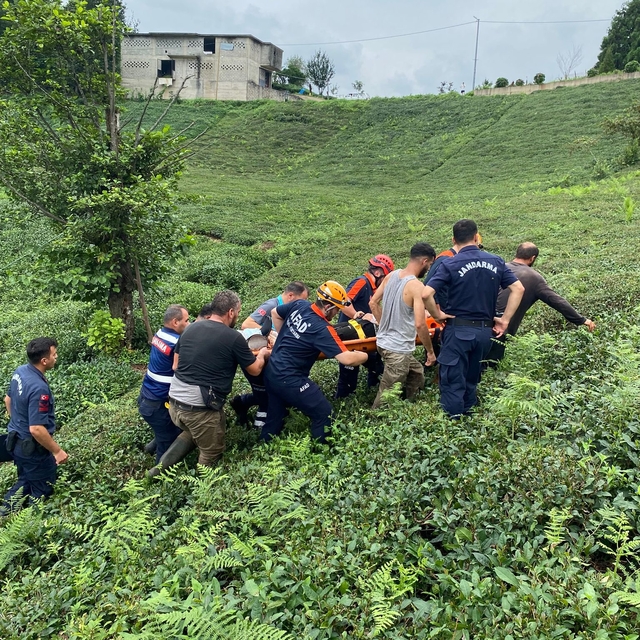 Rize'de üzerine ilkel teleferik düşen kadın yaralandı