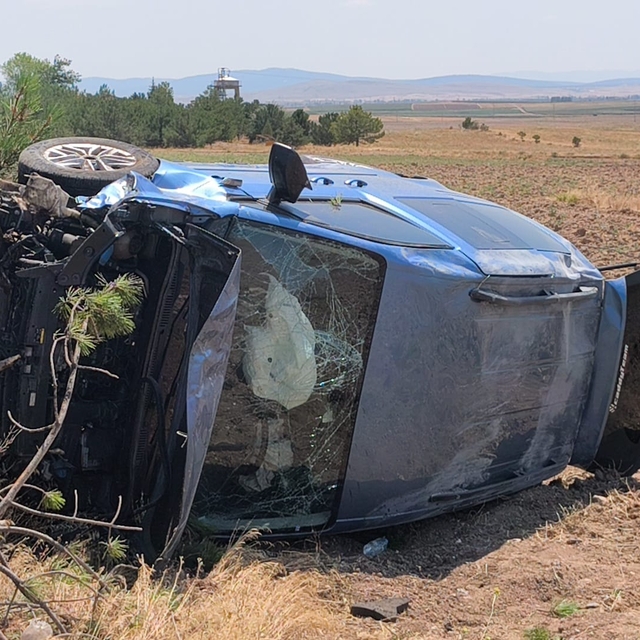 Kütahya'da tarlaya devrilen hafif ticari araçtaki 4 kişi yaralandı