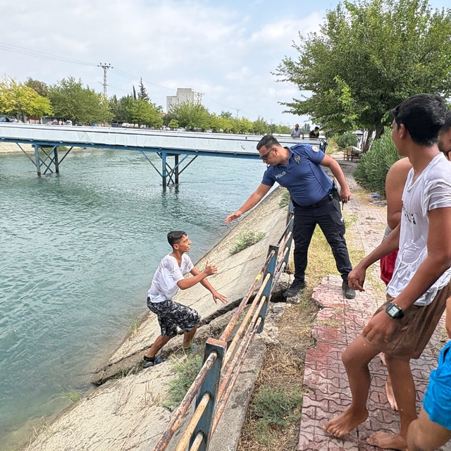 Adana'da sulama kanallarında yüzen çocuk ve gençler havuzla buluşturuldu