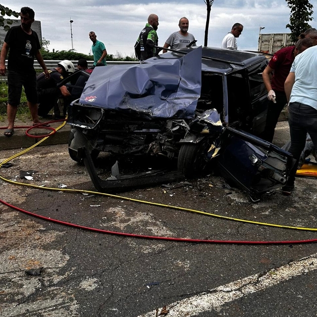 Rize'de otomobil ile pikabın çarpıştığı kazada 6 kişi yaralandı