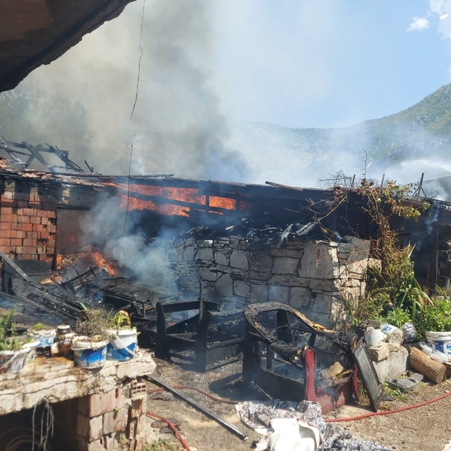 Burdur'da ahırda çıkan ve eve sıçrayan yangında 6 kişi dumandan etkilendi