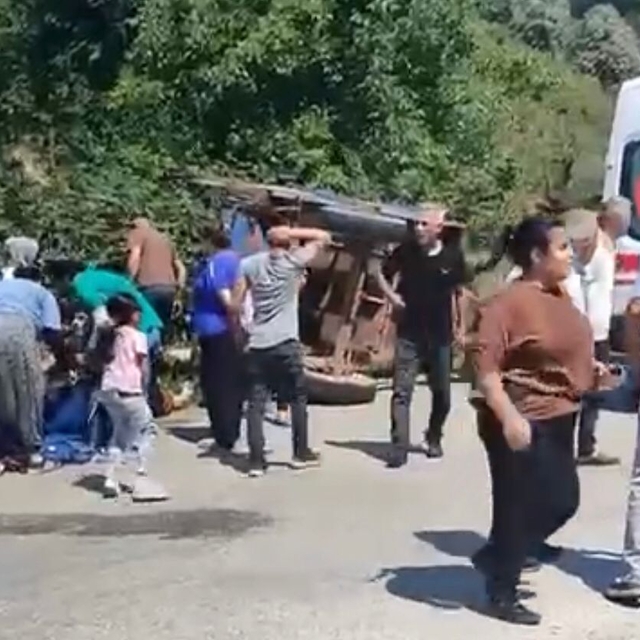 Devrilen fındık işçilerinin taşındığı römork devrildi; 7 yaralı