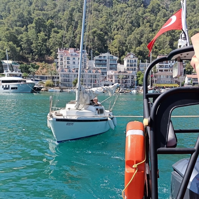 Fethiye'de sürüklenen teknedeki 2 kişi kurtarıldı