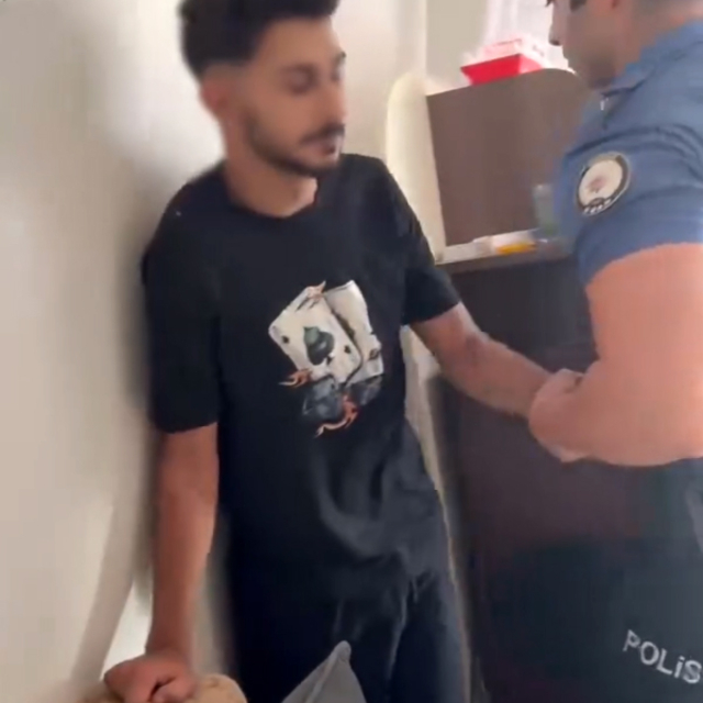 33 yıl hapisle aranan firari hükümlü, evdeki rafın arkasında saklanırken ya...