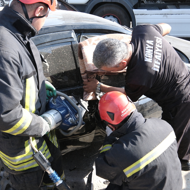 Konya'da tırın otomobile çarpmasıyla 3 kişinin yaralandığı kaza anı kamerad...