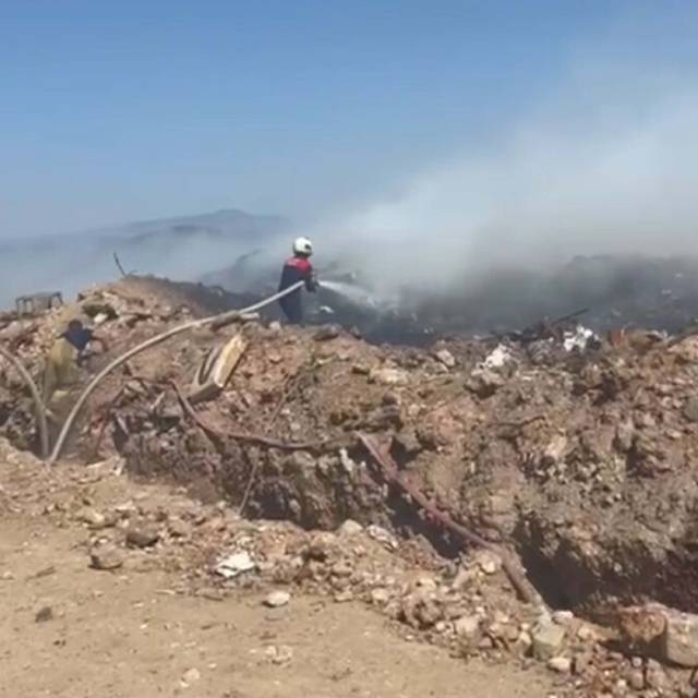 Balıkesir'de, eski çöp depolama alanındaki yangın 2 saatte söndürüldü
