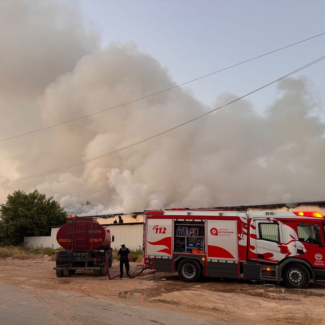 Antalya'da otel ekipmanı deposunda çıkan yangına müdahale ediliyor