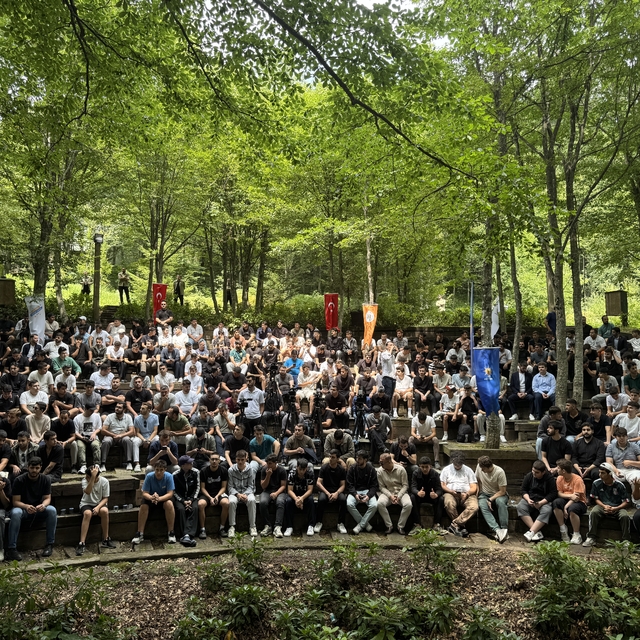 İlim Yayma Vakfı Mütevelli Heyeti Başkanı Bilal Erdoğan, Kocaeli'de gençler...