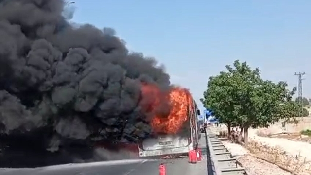 Şanlıurfa'da şehir içi yolcu otobüsü alev alev yandı