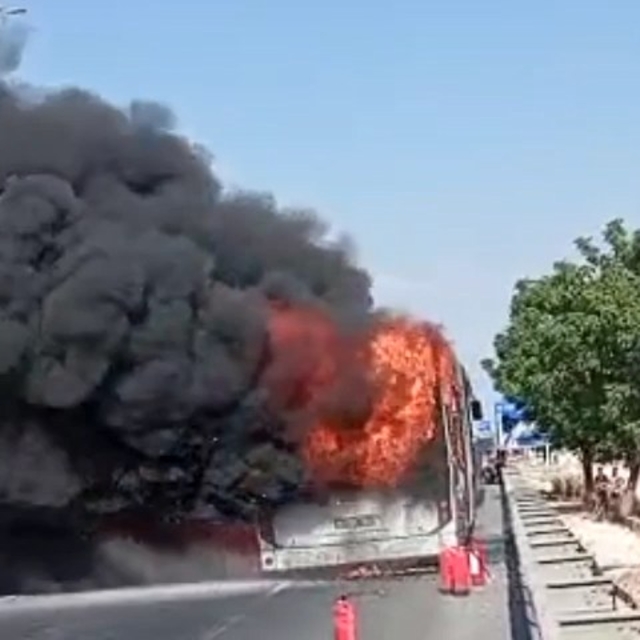 Şanlıurfa'da şehir içi yolcu otobüsü alev alev yandı