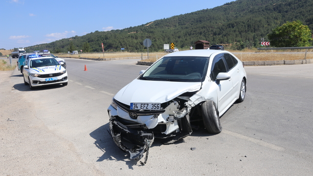 Amasya'da iki otomobilin çarpıştığı kazada 3 kişi yaralandı