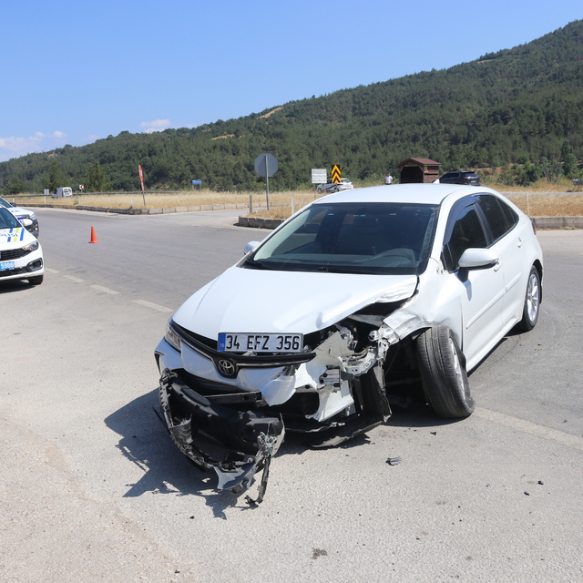 Amasya'da iki otomobilin çarpıştığı kazada 3 kişi yaralandı