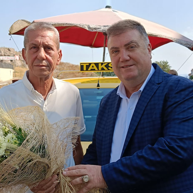 İzmir'de 45 yıldır trafik cezası yemeyen taksi şoförü takdir topluyor