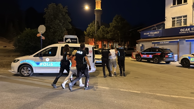 Edirne'de polis kontrol noktası yakınında aracından inip kaçmaya çalışan sürücü yakalandı