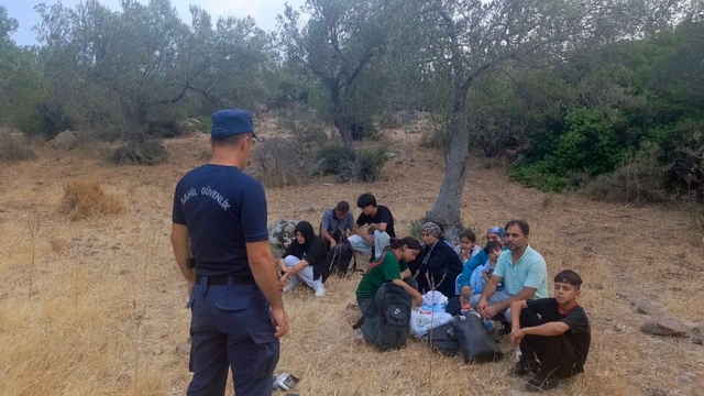 İzmir'de 13 düzensiz göçmen kurtarıldı, 15 düzensiz göçmen yakalandı