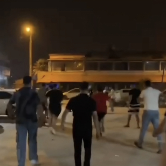 Parktakiler ile ihbara gelen polislere bıçak çeken alkollü 4 kişi gözaltına...