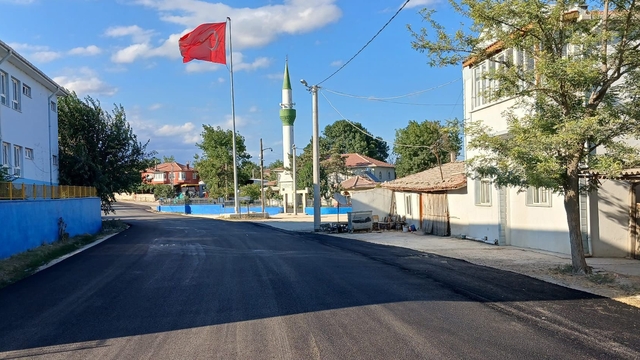 Edirne'deki köy yollarında sıcak asfalt çalışmaları devam ediyor