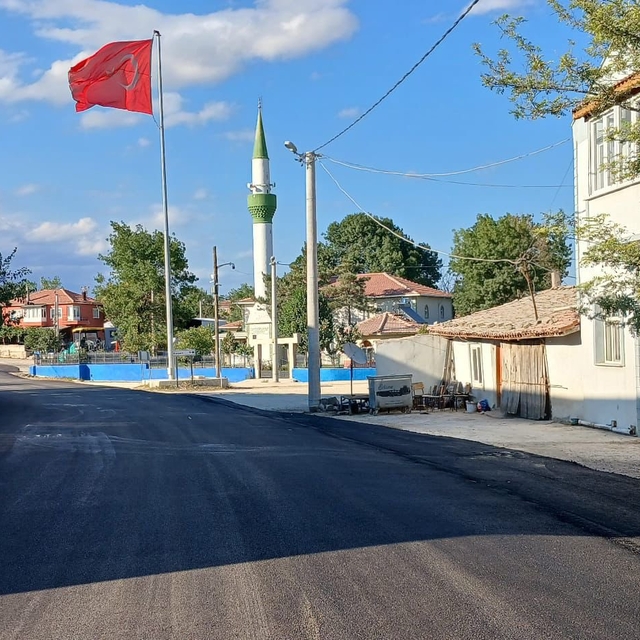 Edirne'deki köy yollarında sıcak asfalt çalışmaları devam ediyor