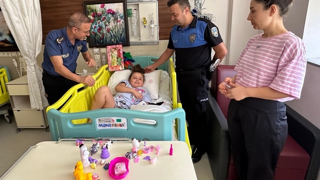 Anamur İlçe Emniyet Müdürü Özer, tedavi gören çocuğu hastanede ziyaret etti