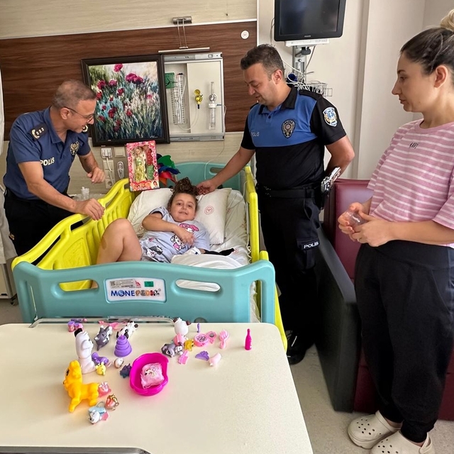 Anamur İlçe Emniyet Müdürü Özer, tedavi gören çocuğu hastanede ziyaret etti...