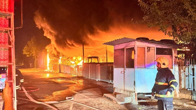Diyarbakır'daki yangında 3 dükkan ile 22 traktör yandı