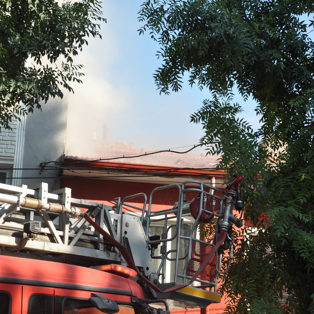 Kütahya'da bir binanın çatısında çıkan yangın söndürüldü
